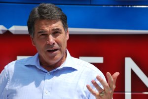 Perry Defends Stance on The Fed, Immigration
