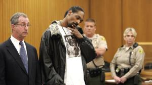 Donald Etra, left, stands by Snoop Dogg in court in 2007. (Credit: Mel Melcon/Los Angeles Times)