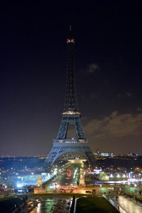 As a tribute for the victims of yesterday's terrorist attack the lights of the Eiffel Tower were turned off for five minutes. (Photo: Aurelien Meunier/Getty Images)