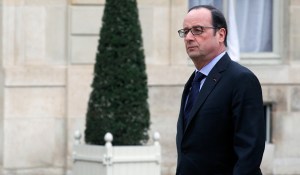 French President Francois Hollande returns to the presidential Elysee palace after holding a crisis meeting with French prefects at the Interior Ministry. (Photo: Thierry Chesnot/Getty Images)