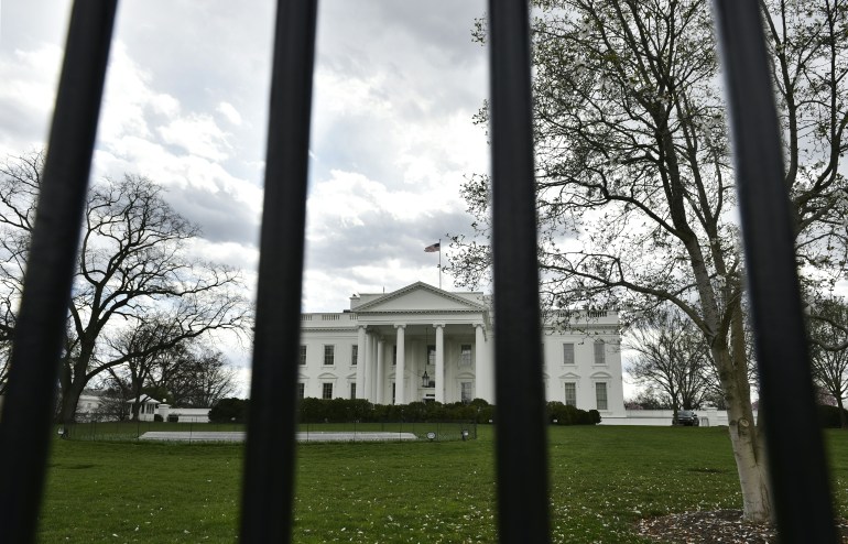 The White House is seen through the fence on March 17, 2016 in Washington, DC. (Photo: MANDEL NGAN/AFP/Getty Images)