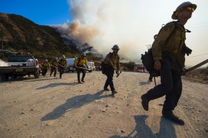 A hand crew prepares to clear a hot spot at the Blue Cut Fire near Wrightwood, California, August 17, 2016. (ROBYN BECK/Getty Images)