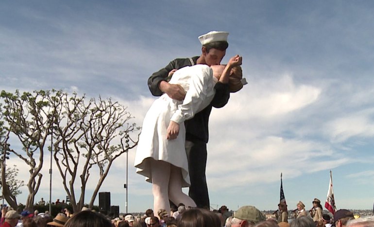 Kissing Statue