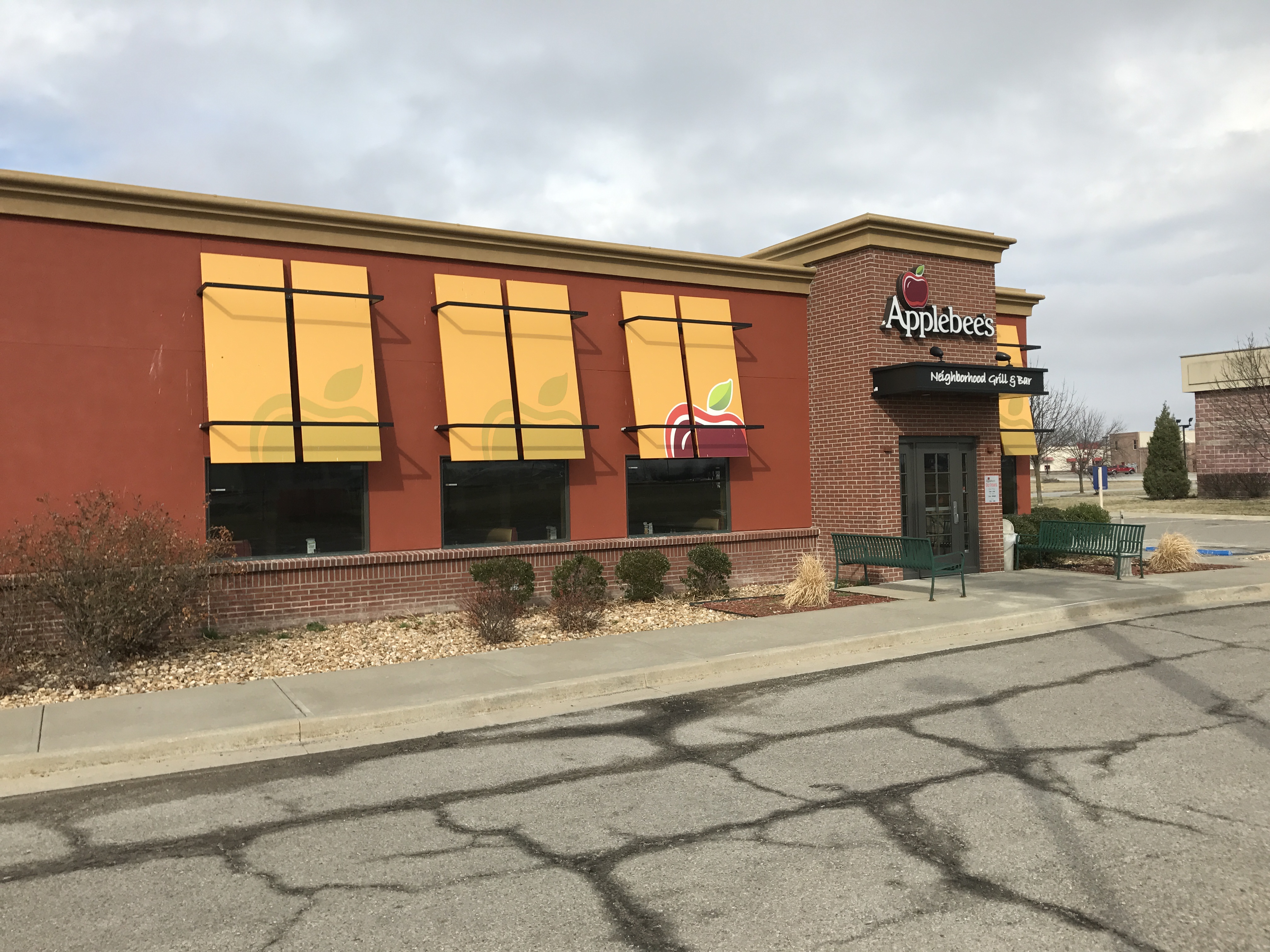 Clinton, Mo., police say a bartender at their local Applebee's helped lead them to the Olathe shooting suspect.