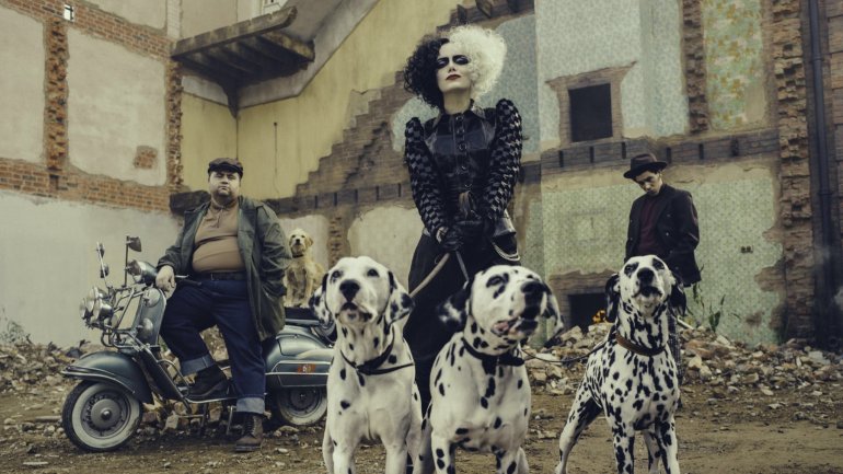 Picture of Emma Stone's new look as a punk rock Cruella de Vil