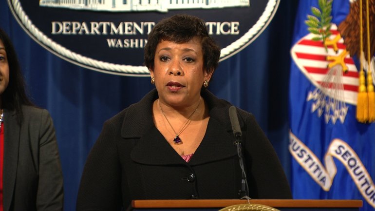 Attorney General Loretta Lynch and former President Bill Clinton met privately on Monday in Phoenix, Arizona, after the two realized they were on the same tarmac, an aide to Clinton said.