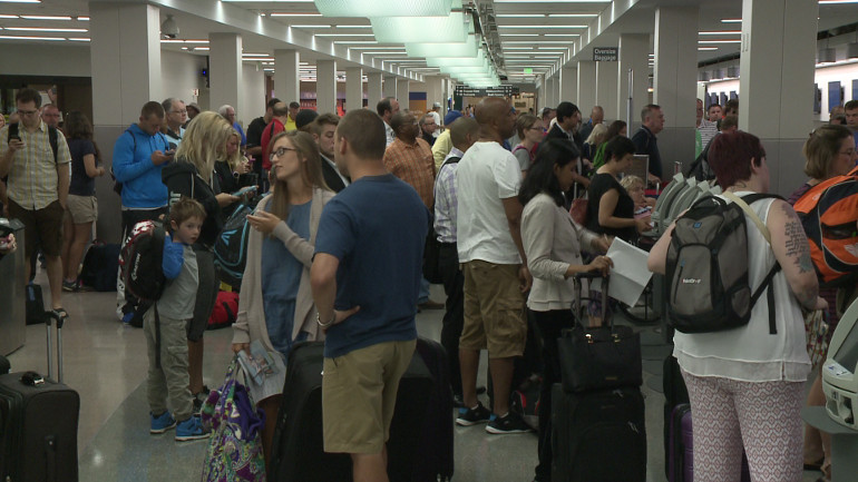 Delta travelers delayed because of computer system outage. (WHO-HD)