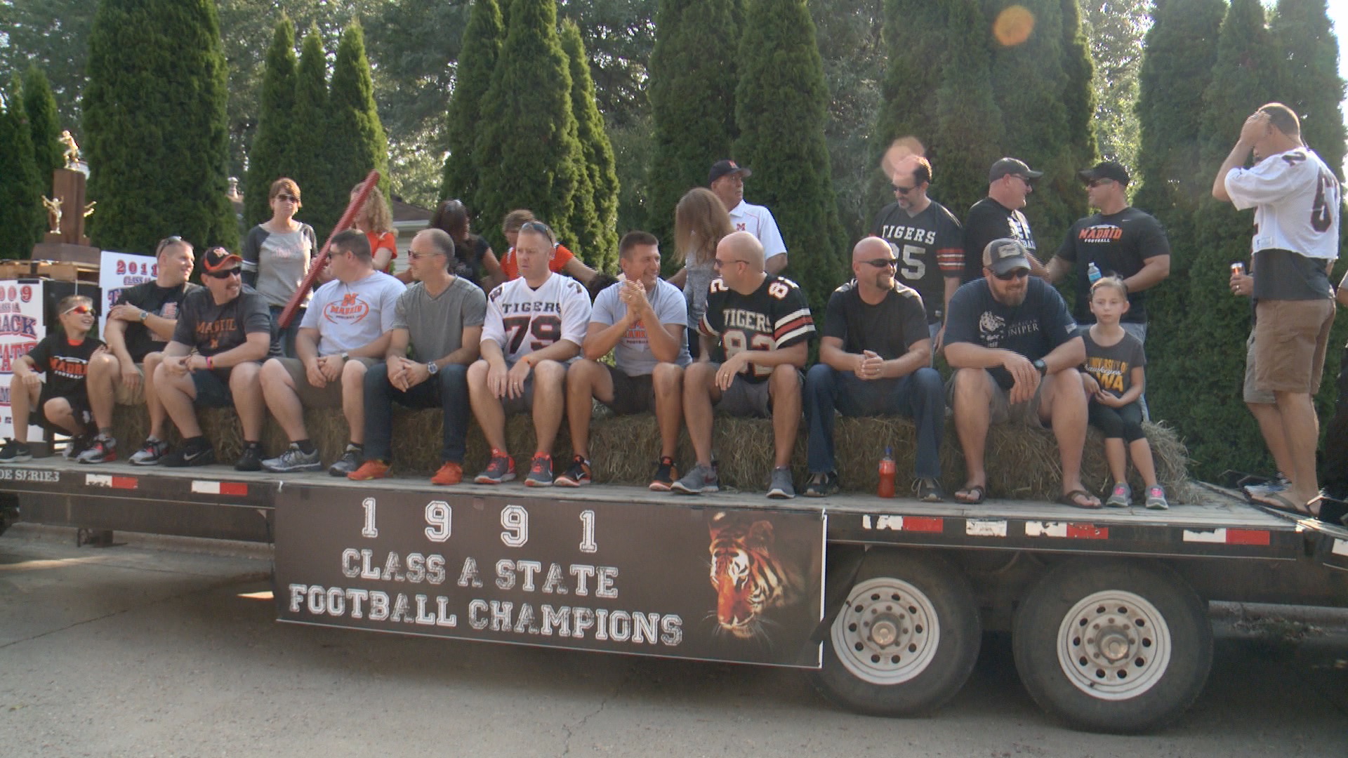 Madrid's State Champiojn Football and Track teams road a float to honor the late coach, Randy Hinkel. (Roger Riley WHO-HD)