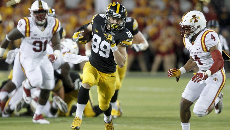 IOWA CITY, IOWA- SEPTEMBER 10: Wide receiver Matt VandeBerg #89 of the Iowa Hawkeyes runs up the field during the third quarter in front of defensive back Everett Edwards #4 of the Iowa State Cyclones on September 10, 2016 at Kinnick Stadium in Iowa City, Iowa. (Photo by Matthew Holst/Getty Images)