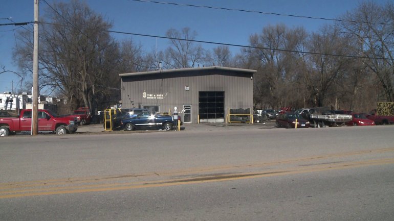 Fire broke out at Don's Tires in Des Moines on Monday morning. (WHO-HD)