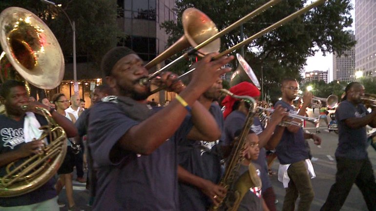 The Stooges Brass Band at a New Orleans Second Line Parade (WGNO-TV) 