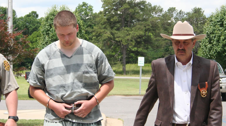 Tyler Ryan Blansit, left, walks in to the DeKalb County Courthouse. Sheriff Jimmy Harris walks alongside him. (Photo: DeKalb County Sheriff's Office/June 2, 2015)