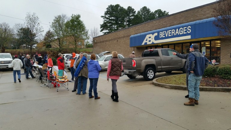 People camped in tents and stood in line for the ABC Store at 6790 University Drive to open. (Photo: Dave Schmidt/WHNT News 19)