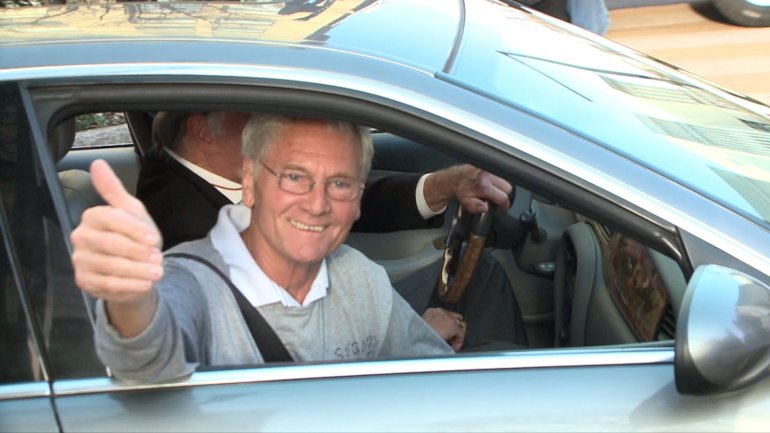 Don Siegelman waves to supporters on 20th Street in downtown Birmingham, on his way home to Vestavia. (WHNT News 19)