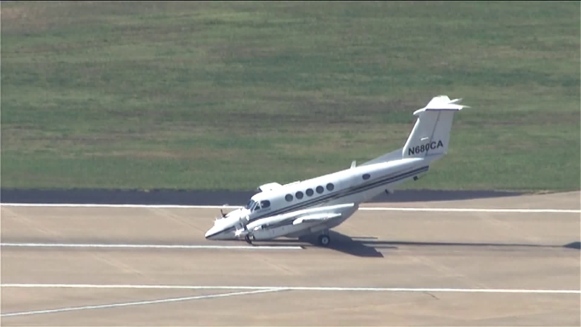 (3/4) Plane starts to tilt forward after landing gear malfunction at WRWA