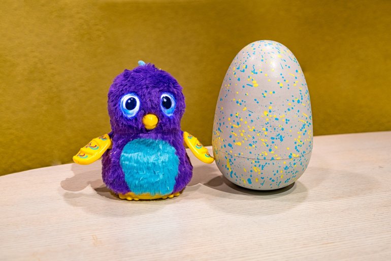 Hatchimals Glitter feature sparkly Pengualas and Draggles that hatch out of a sparkly egg.