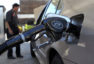 File photo of a gasoline pump resting in the tank of a car in San Anselmo, California. (Credit: Justin Sullivan/Getty Images)