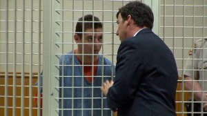 Kevin Hogrefe consults with his attorney at his arraignment hearing in Ventura on Oct. 30, 2014. (Credit: KTLA)