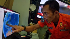 An official from Indonesia's national search and rescue agency in Medan, North Sumatra points at his computer screen to the position where AirAsia flight QZ8501 went missing off the waters of Indonesia on Dec. 28, 2014. (Credit: SUTANTA ADITYA/AFP/Getty Images)