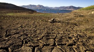 The banks of Diamond Valley Lake in Hemet are dry and cracked in this photo. (Credit: Allen J. Schaben / Los Angeles Times)