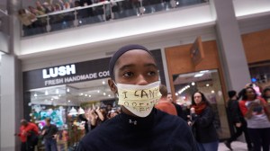 A protestor is seen at the Mall of America on Dec. 20, 2014, wearing phrase associated with death of Eric Garner in New York. (Credit: Adam Bettcher/Getty Images)