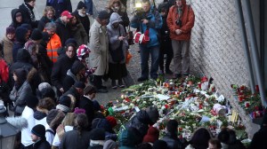 Mourners gather around a makeshift memorial during a vigil, one of several held around the world, to honor the 10 journalists and two police officers murdered when gunmen opened fire at the Parisian offices of the French satirical publication Charlie Hebdo on Jan. 7, 2015. (Credit: Adam Berry/Getty Images)