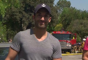 Actor Justin Baldoni smiles at a KTLA camera on March 20, 2015, after a fire at his mother's home in Burbank. (Credit: KTLA)