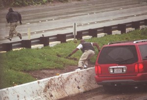 One of the suspects in a Thousand Oaks bank robbery on Feb. 23, 2000, runs across southbound 101 Freeway in Ventura. (Credit: VENTURA COUNTY STAR / Richard Quinn)