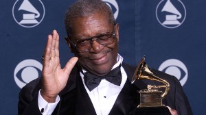 Blues legend B.B. King holds his Grammy award for Best Traditional Blues Album at the 42nd Annual Grammy Awards at the Staples Center in Los Angeles in 2000. (Credit:  Vince Bucci/AFP/Getty Images)
