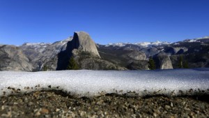 An inch of patchy snow is all that remains on the ground at Glacier Point as trials in the area are mostly snow-free on Jan. 23 in Yosemite National Park. (Credit: Brian van der Brug / Los Angeles Times)