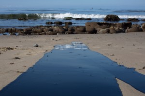 Oil flows toward the ocean from an inland oil spill near Refugio State Beach on May 20, 2015. (Credit: David McNew/Getty Images)