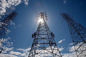 The sun shines over towers carrying electrical lines in South San Francisco in 2007. (Credit: Justin Sullivan/Getty Images)