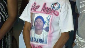 Tavin Price's mother Jennifer Rivers wears a shirt with his likeness at a June 23, 2015, news conference announcing arrests in his death. (Credit: KTLA)