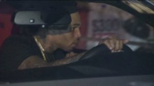 Chris Brown returns home on July 15, 2015, some two hours after his Tarzana home was robbed. (Credit: Mike McGregor/ KTLA)
