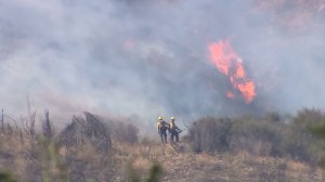 Firefighters battle the Cabin Fire in triple-digit heat on Aug. 14, 2015. (Credit: KTLA)