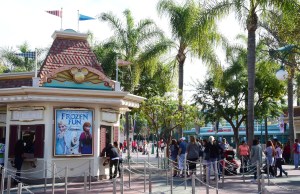 People wait in line to buy tickets for entry to Disneyland on Jan. 22, 2015 in Anaheim. (Credit: FREDERIC J. BROWN/AFP/Getty Images)