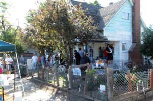 About 100 volunteers showed up to refurbish the outside of the home in Pendleton, Oregon. (Credit: Union Pacific Railroad)