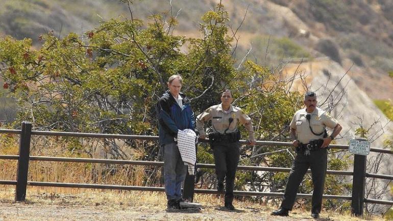 Cameron Brown, with a sweater covering his handcuffs, watches as jurors in May 2015 visit Rancho Palos Verdes, where his 4-year-old daughter died in 2000. (Credit: Al Seib / Los Angeles Times)