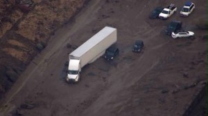 Vehicles were stranded in mud-blocked lanes of the southbound 5 Freeway north of Lebec on Oct. 15, 2015. (Credit: KTLA)