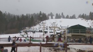 Skiers and snowboarders were taking advantage of the snow in Big Bear on Jan. 5, 2016. (Credit: KTLA) 