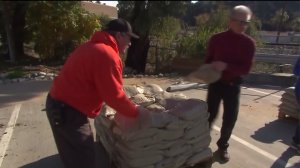 Sandbags were distributed in Glendora on Dec. 4, 2016. (Credit: KTLA)