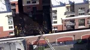 Los Angeles firefighters quickly knocked down a fire limited to the courtyard of a downtown apartment building on Jan. 28, 2016. (Credit: KTLA)