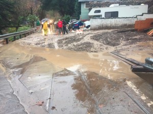 A mudslide blocked a portion of Silverado Canyon Road on Jan. 5, 2016. (Credit: KTLA)