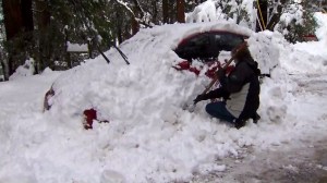 A Forest Falls resident digs a vehicle out of the snow post-storm on Jan. 8, 2016. (Credit: KTLA)