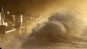 Heavy surf slams the homes at Mondos Beach between the Solimar and Faria Beach communities in Ventura County early Jan. 7, 2016. (Credit: Al Seib / Los Angeles Times)