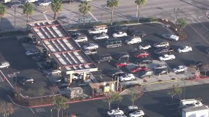 Drivers lined up to fill up their tanks at the Costco in Commerce on Feb. 26, 2016. (Credit: KTLA) 