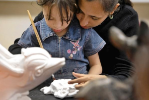 Yelitza Padron helps her daughter, Alison Jimenez, age 4, work on a craft at the Gault Street Elementary School parent center. (Credit: Katie Falkenberg, Los Angeles Times)