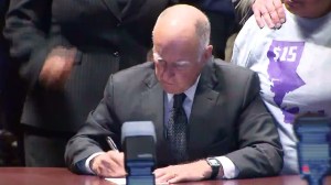 Gov. Jerry Brown signs California's new minimum wage law on April 4, 2016. (Credit: KTLA) 