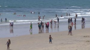 Beachgoers escape the heat wave in Newport Beach on June 17, 2016. (Credit: KTLA)