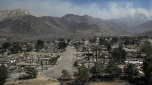 The wildfire still rages in the mountains after flames raced through a South Lake neighborhood. (Credit: Marcus Yam / Los Angeles Times)